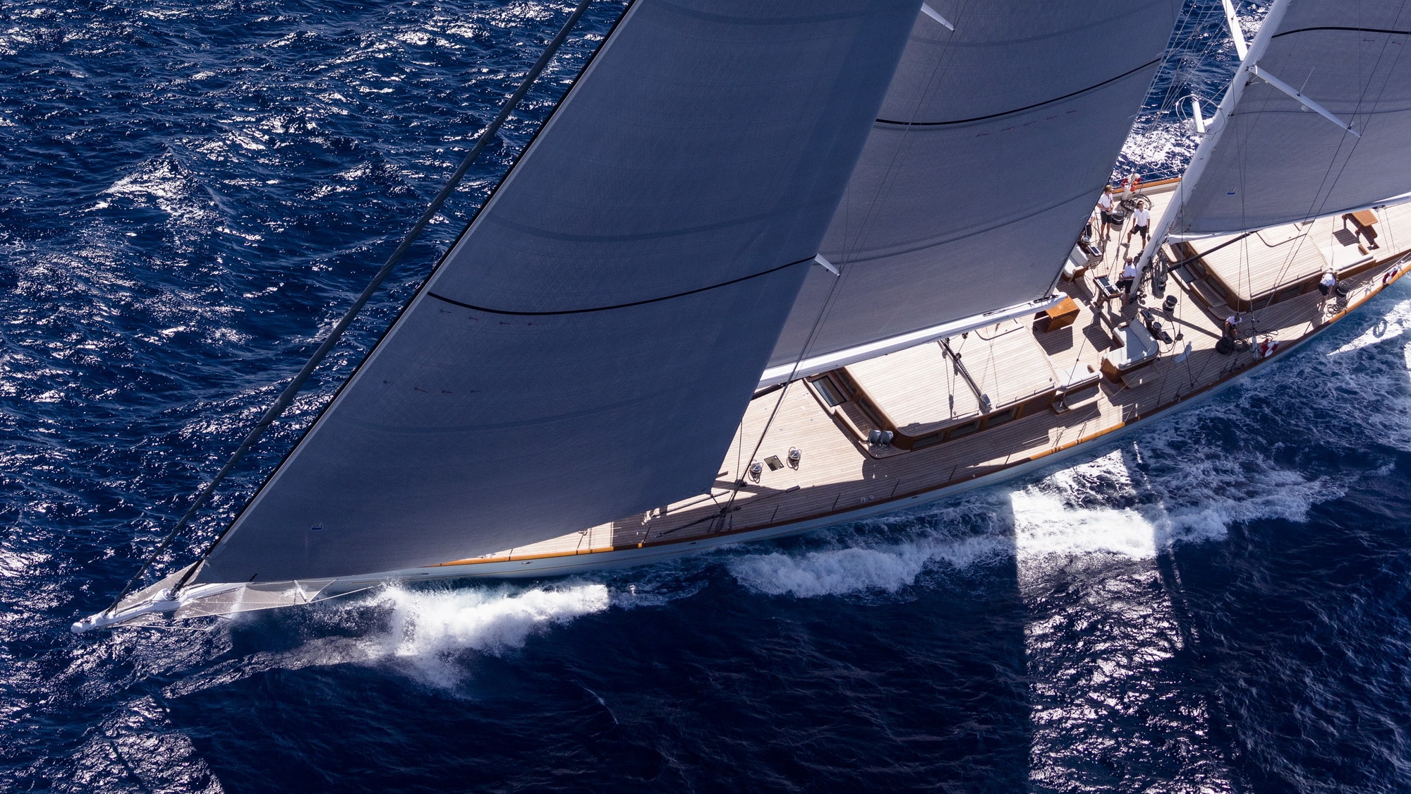 elfje sailing yacht owner